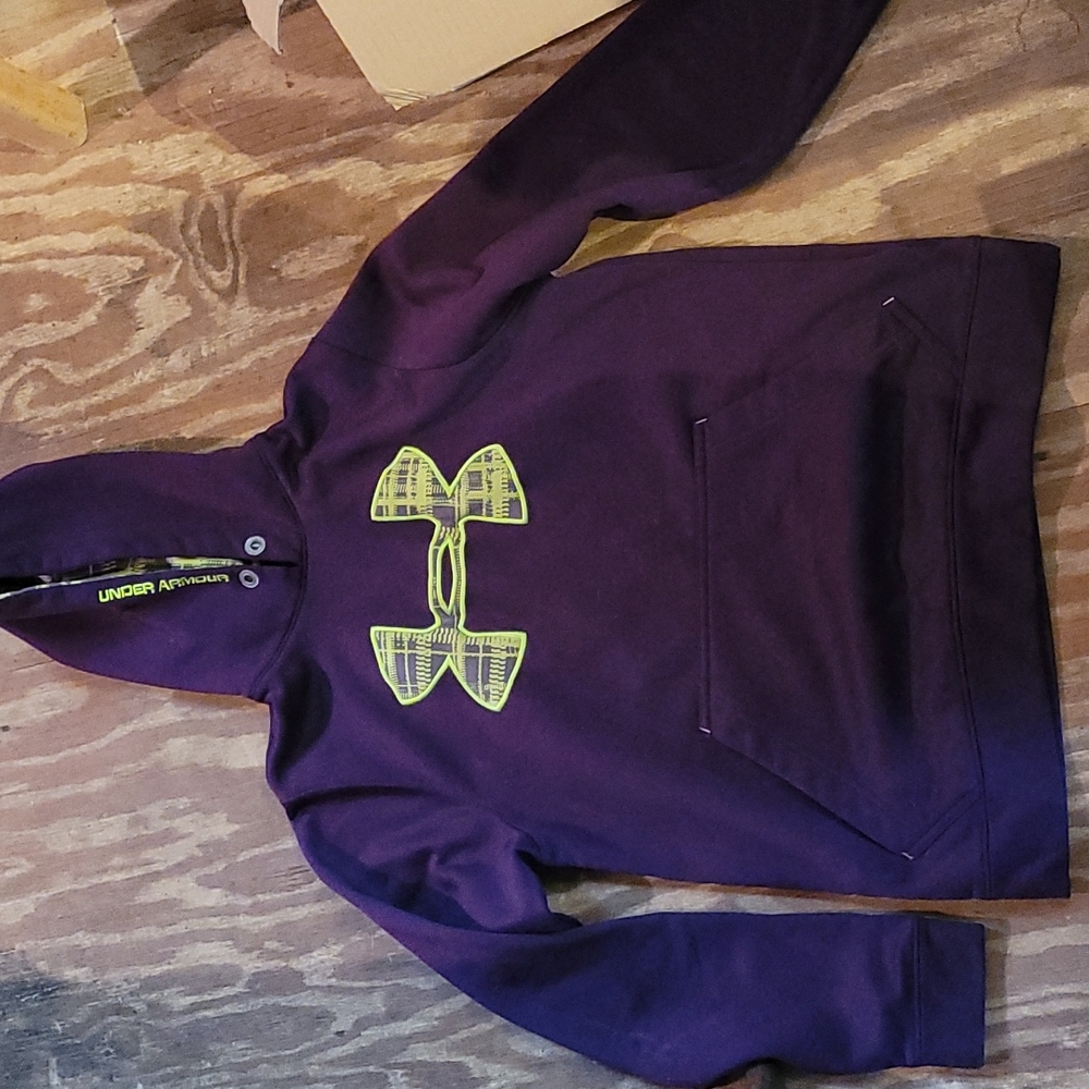 Under Armour sweatshirt